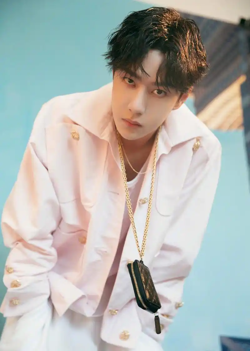 王一博金扣粉色外套帅气写真图片912