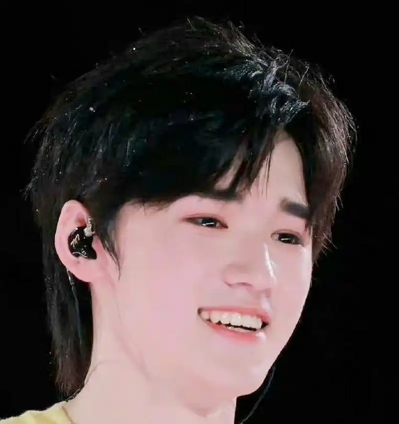 彩色隐形眼镜的威力,让宋亚轩哭了!