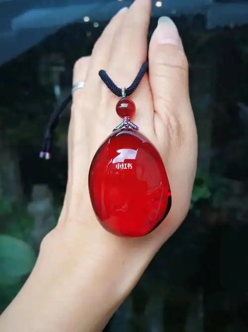 顶级樱桃红玻璃底血珀蛋形吊坠