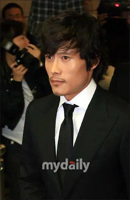 图文崔真实自杀身亡李秉宪表情严肃