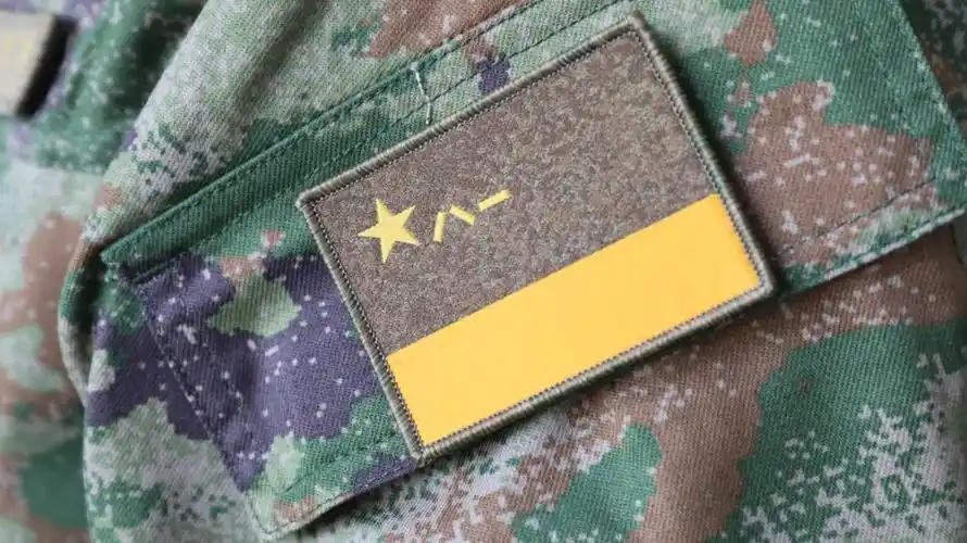 帽徽等标志服饰▼增加了小口袋右臂粘贴臂章处▼拿取物品更顺手由朝上