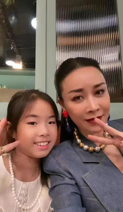 那英15岁女儿非常成熟,火辣性感打扮宛如印度美女