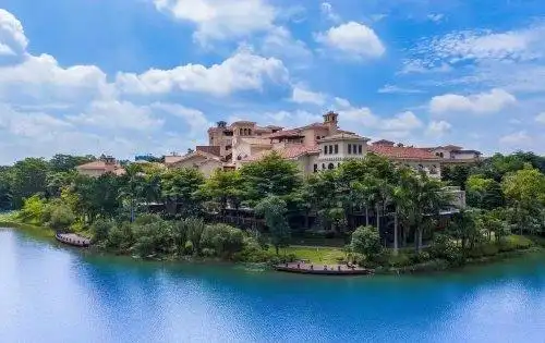 美林湖温泉大酒店,湖山里的城堡