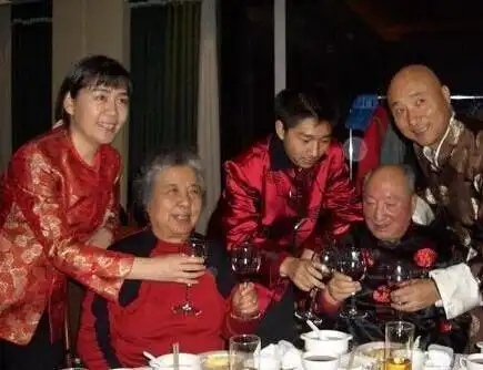 陈佩斯儿媳妇私照曝光 低胸妩媚身材姣好(图)【10】