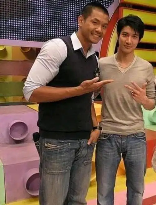 王力宏前往李靓蕾吾疆豪宅看望孩子黑人陈建州驾车护送