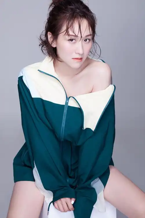 "愉贵人"练练曝光生日写真 反转运动风大秀天鹅颈