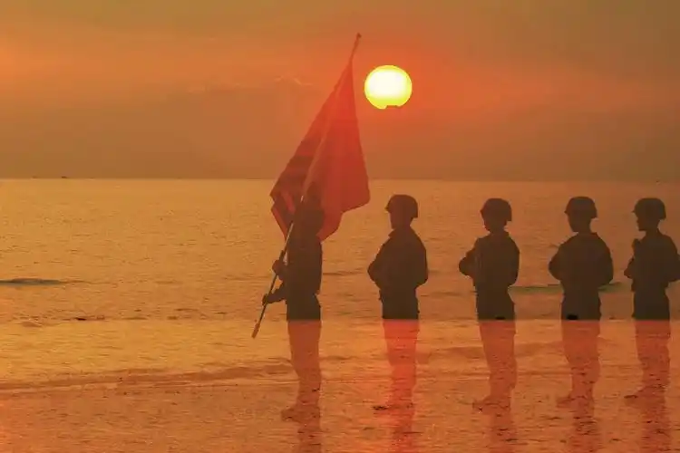 霞光辉映,这组剪影定格了军人最帅的姿态