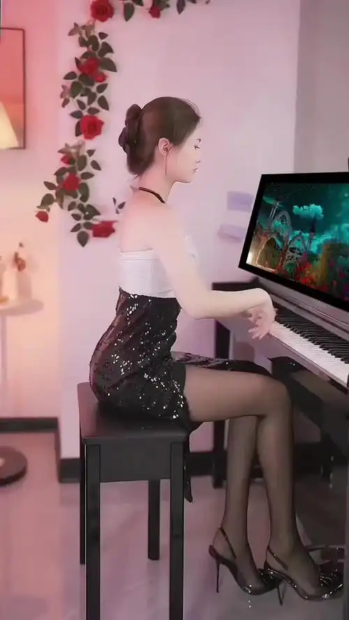 弹钢琴的小姐姐美女大长腿弹琴给你听最美文案
