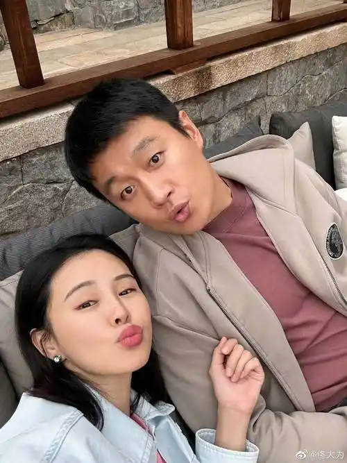 佟大为关悦庆祝婚礼15周年,过二人世界浪漫甜蜜,越来越有夫妻相_孩子