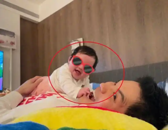 郭碧婷晒女儿正脸照完美避开爸爸基因冲镜头微笑神似奶奶向太