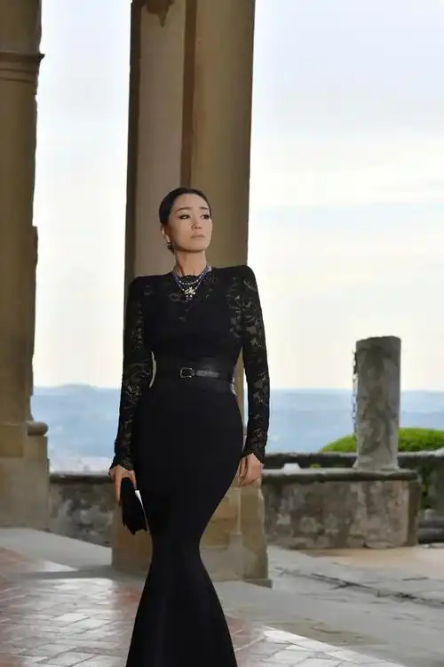 巩俐越老越有韵味穿黑色蕾丝连衣裙秀出魔鬼曲线自信模样真美