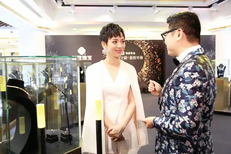 李晓峰现身设计师珠宝展 凸显高级感