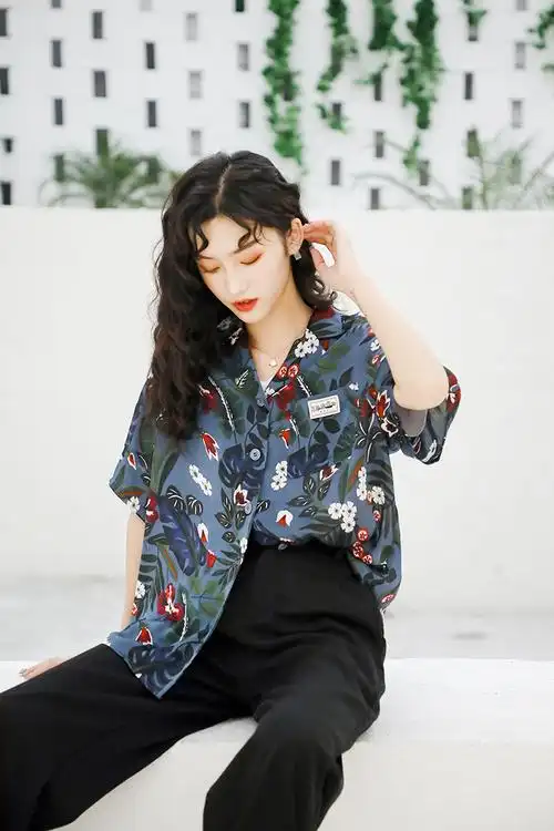 俞兆林碎花上衣港味复古短袖印花衬衫女ins潮设计感港风雪纺衬衣夏外