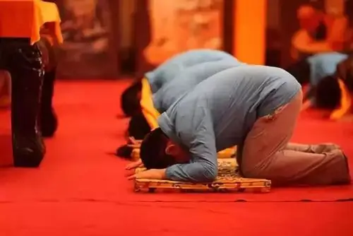 佛前上三柱香,磕三个头的功德与意义!