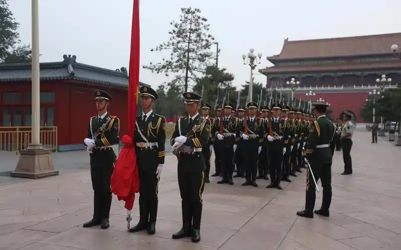 国旗护卫队走着整齐的队列,高唱军歌,威武的气质让人热血沸腾!