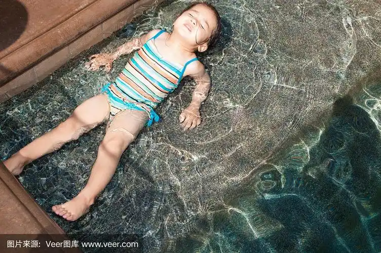 小女孩在游泳池里漂浮