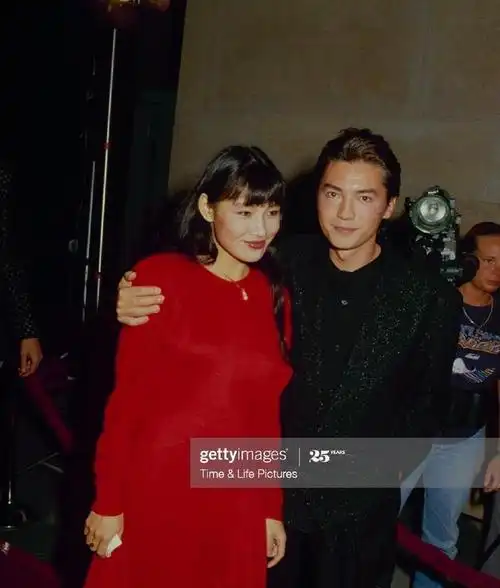 陈冲和尊龙真般配,尊龙宠溺的小眼神绝了,这么清纯的陈冲很罕见_网易