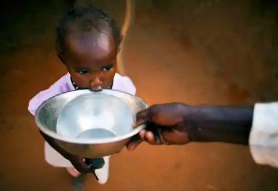 这些在饥饿和死亡中徘徊的孩子,他们的眼神让人心酸!__凤凰网