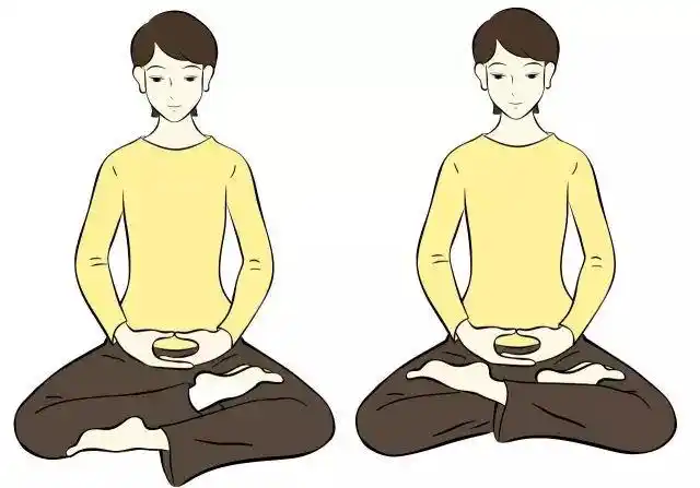 如下图:1,双腿尽量拉开注意事项:还可以采取这样的盘腿姿势,里面那条