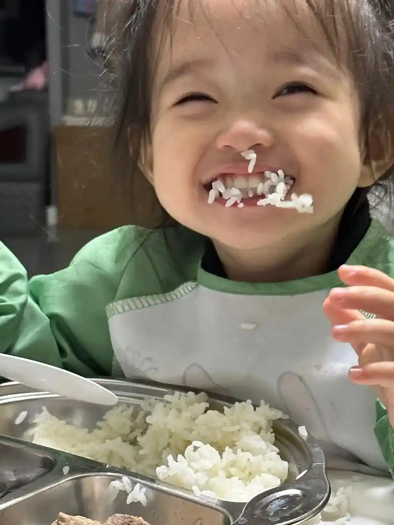 好好吃饭好好长大!#超有镜头感的小女孩 #自主进食的宝宝 #