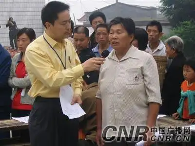 自贡台记者与富顺县富世镇邓井关社区群众荣国成交流