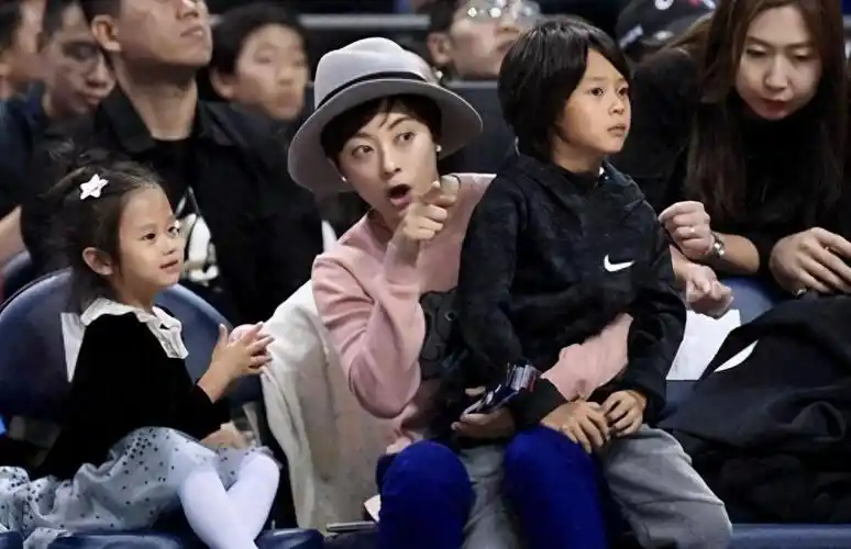 回顾邓超从少年痞子到影视大佬唯一遗憾是没能救回父亲