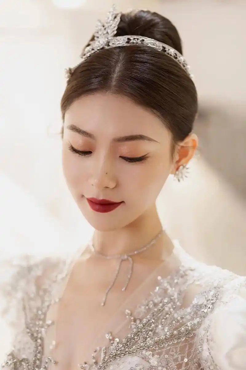 赫本复古风新娘造型.