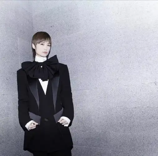 李宇春蝴蝶结西装