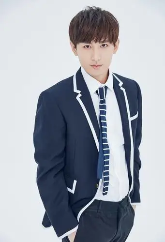 男生发型 男生短发 >> 长脸男生适合剃剪什么发型 炫酷玩转潮流的男生