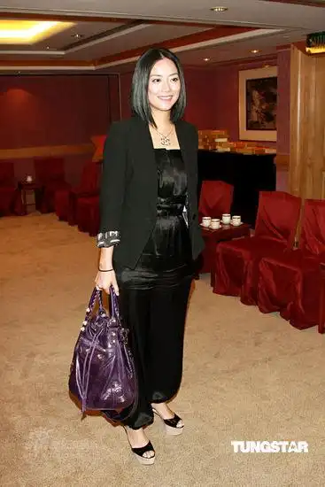 图文湖南卫视香港开播霍汶希黑衣造型