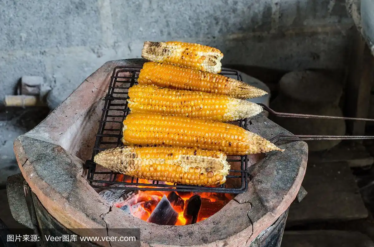 在热炉子上烤玉米