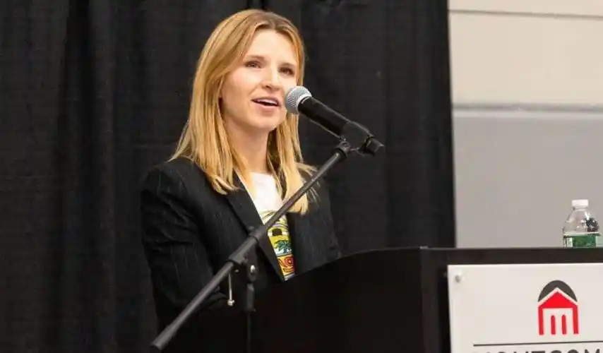 多名人的著作,了解那么多高深的思想和理论,塔拉依然在她父母离开之后