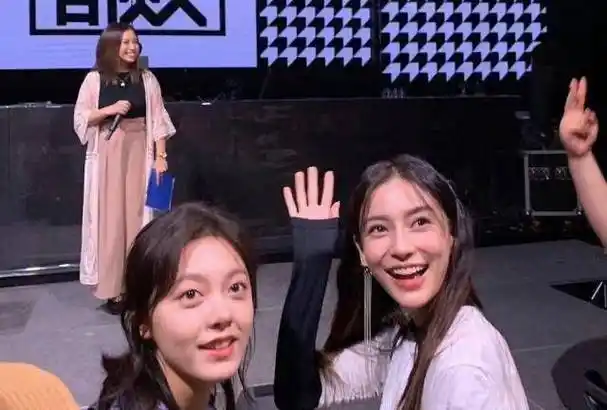 状态都是极佳,尤其是站在吴亦凡旁边的angelababy,脸比一直是以小脸