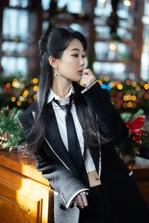 杨紫换了羊毛卷新发型洋气10倍,穿小黑裙拍写真,美得像换了个人_黑色