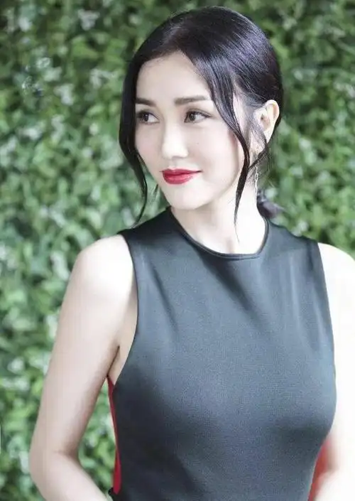 43岁粤语天后晒美照,锁骨迷人获激赞,曾被网友攻击整容,丑女