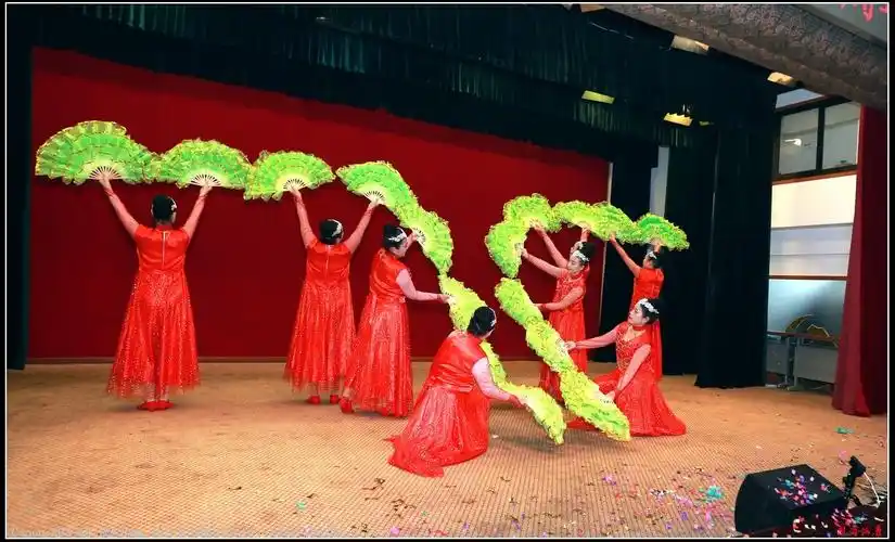 群活动表演扇子舞