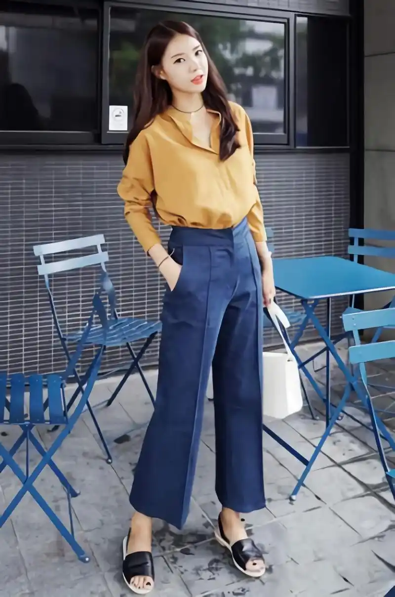 深蓝色裤子搭配什么颜色上衣好看?看看这4种颜色,你是否满意