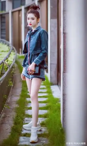 古力娜扎的腿到底有多细?这么窄的短裤的穿不满,网友:羡慕!