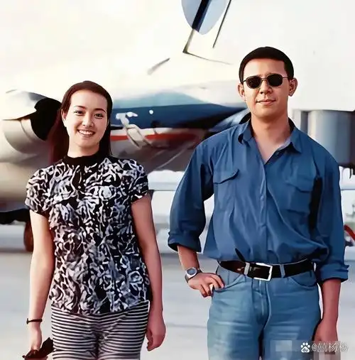 姜文刘晓庆旧照曝光 近日,一张1992年姜文和刘晓庆在沈阳机场的珍贵