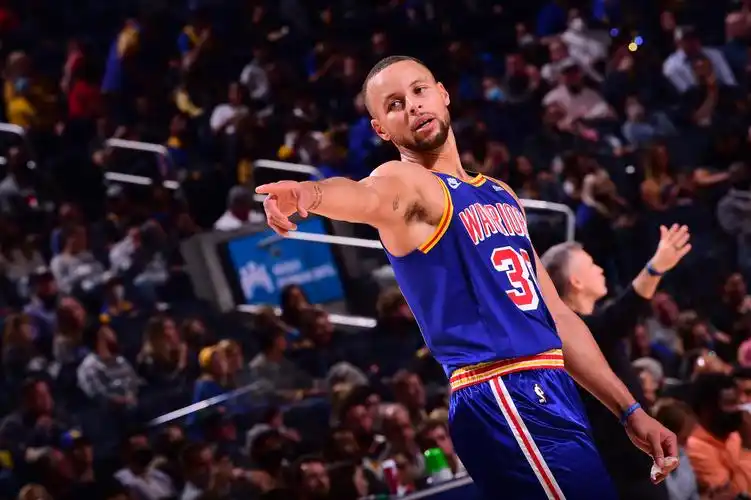 库里9记三分轰40分三分命中数超雷阿伦登顶历史第一