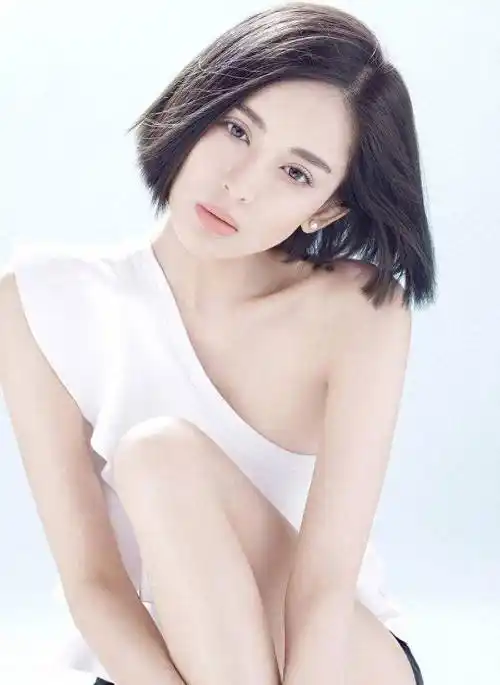 古力娜扎:自然裸妆,香肩半露,短发飘逸的造型成为时尚标杆_审美_风格