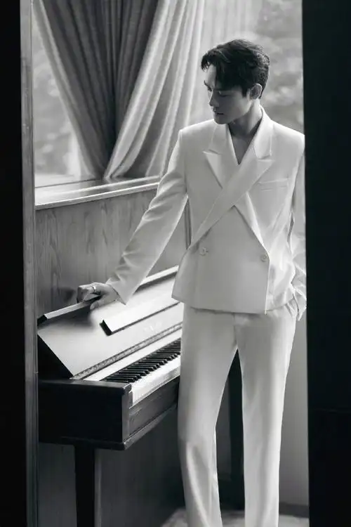 王凯一身白色交叉前襟西服套装亮相