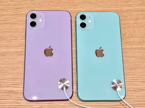 iphone 11最热卖的就是这两款颜色啦~左为紫色,右则为绿色.