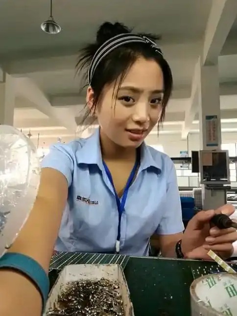 工厂妹子直播成网红 网友:她笑的那一刻被迷住了