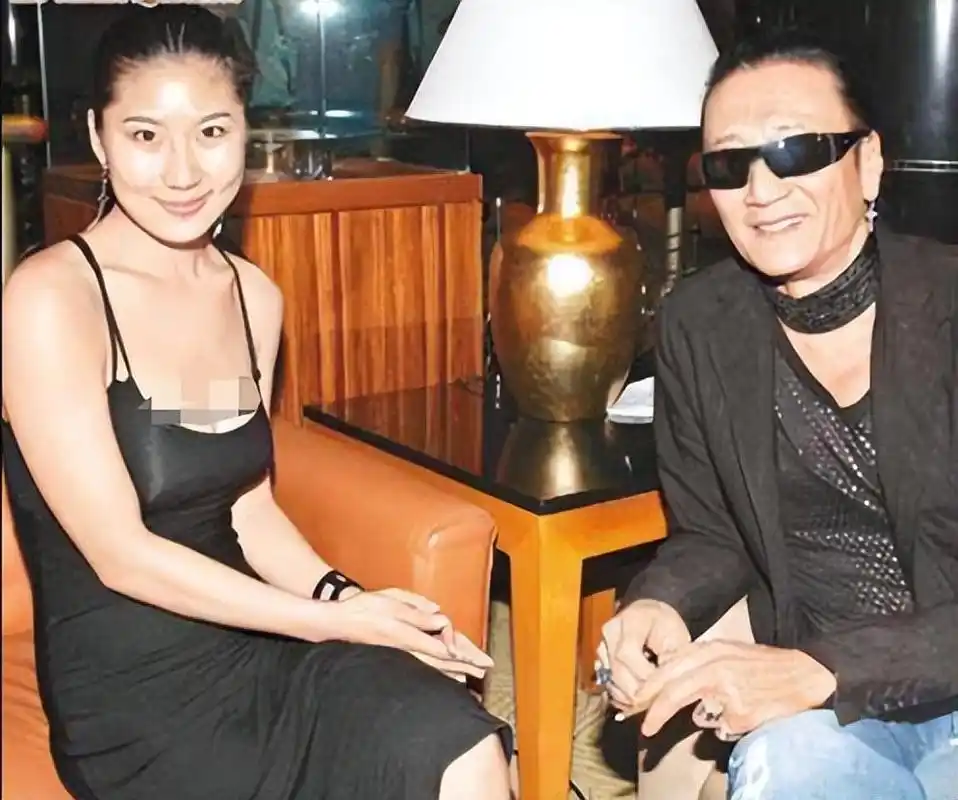 与谢贤在一起12年的小女友coco,分开后拿2000万离开,如今咋样了