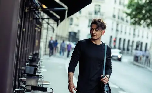 小包总开启街头撩妹模式 造型简单清爽帅到炸