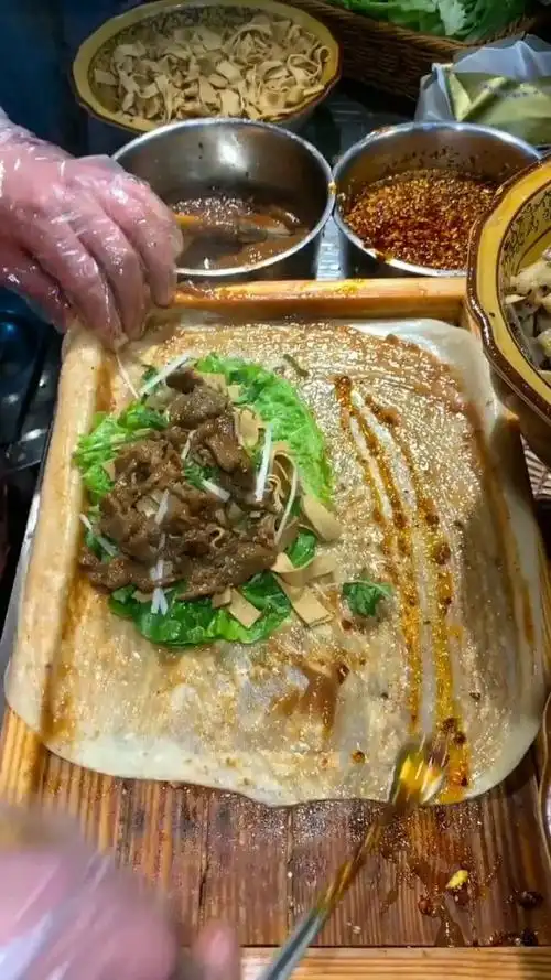 这个就是卖的最好的鸭肠卷饼,一天最少卖200个