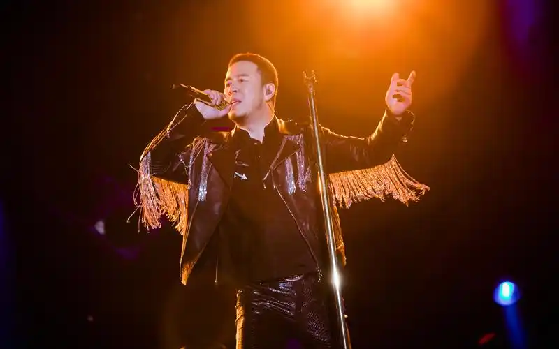 杨坤万人演唱会盐城开唱 导演组打造震撼视听盛宴__凤凰网