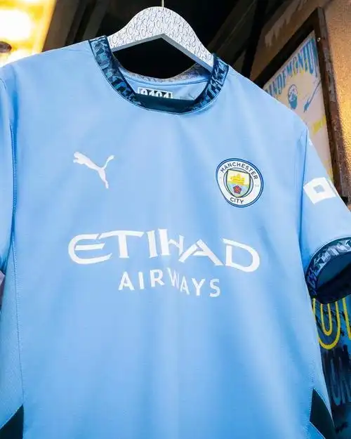 99官方:曼城24/25赛季主场球衣发布,融合曼彻斯特区号0161
