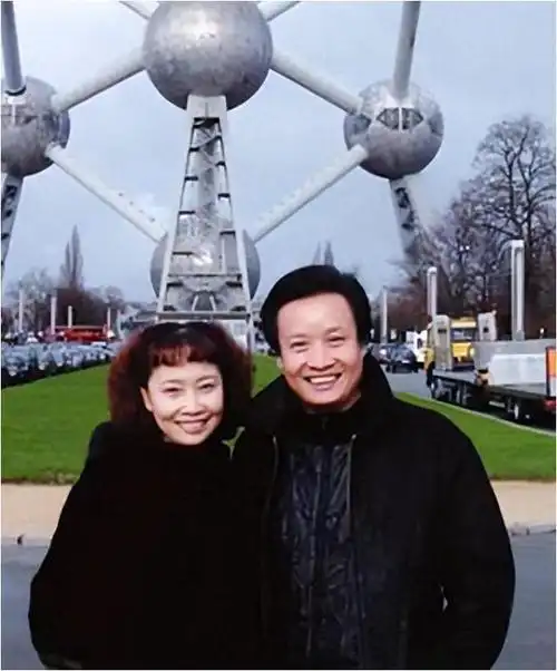 阎维文25岁娶初恋陪妻子抗癌30年风光背后也有心酸的泪水